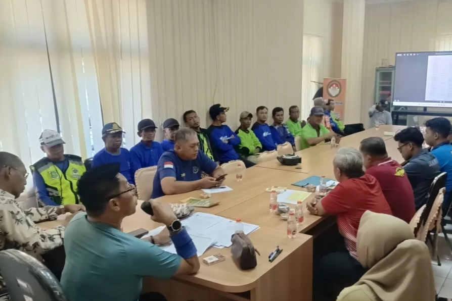 FOKUS: Sejumlah jukir di Sumenep saat diberikan arahan oleh Kadisperkimhub Sumenep, Dadang Dedy Iskandar (Foto Istimewa)