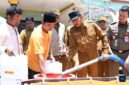 PEDULI: Bupati Sumenep Achmad Fauzi Wongsojudo, langsung penyaluran bantuan air bersih bagi warga terdampak kekeringan di Desa Langsar, Kecamatan Saronggi (Foto Istimewa)