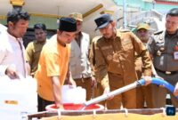 PEDULI: Bupati Sumenep Achmad Fauzi Wongsojudo, langsung penyaluran bantuan air bersih bagi warga terdampak kekeringan di Desa Langsar, Kecamatan Saronggi (Foto Istimewa)