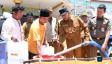 PEDULI: Bupati Sumenep Achmad Fauzi Wongsojudo, langsung penyaluran bantuan air bersih bagi warga terdampak kekeringan di Desa Langsar, Kecamatan Saronggi (Foto Istimewa)