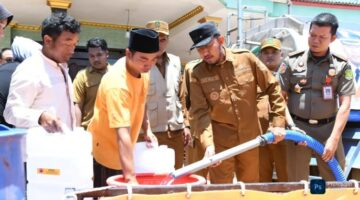 PEDULI: Bupati Sumenep Achmad Fauzi Wongsojudo, langsung penyaluran bantuan air bersih bagi warga terdampak kekeringan di Desa Langsar, Kecamatan Saronggi (Foto Istimewa)