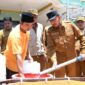 PEDULI: Bupati Sumenep Achmad Fauzi Wongsojudo, langsung penyaluran bantuan air bersih bagi warga terdampak kekeringan di Desa Langsar, Kecamatan Saronggi (Foto Istimewa)