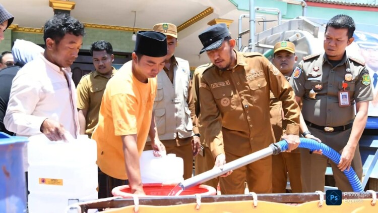 PEDULI: Bupati Sumenep Achmad Fauzi Wongsojudo, langsung penyaluran bantuan air bersih bagi warga terdampak kekeringan di Desa Langsar, Kecamatan Saronggi (Foto Istimewa)