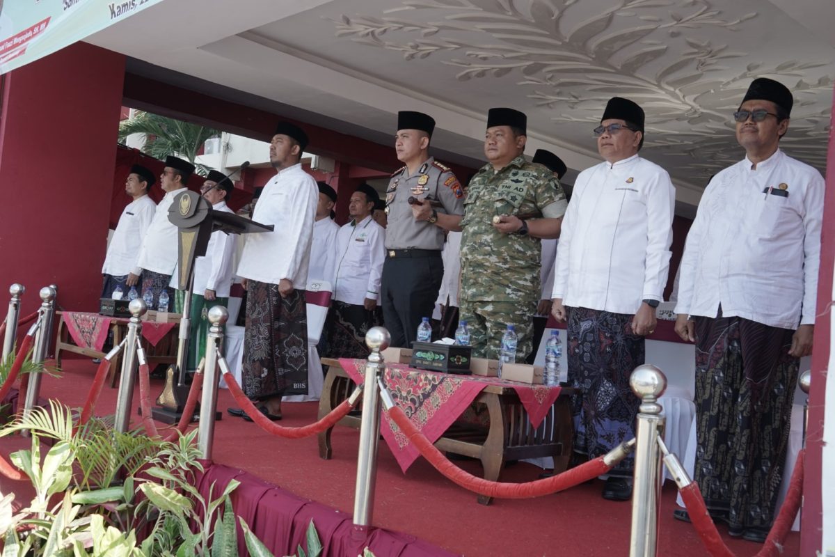 BERDIRI: Bupati Sumenep, Achmad Fauzi Wongsojudo (tengah) menghadiri saat Apel Hari Santri Nasional (HSN) 2026 di halaman Kantor Bupati Sumenep (Dok. Seputar Jatim)