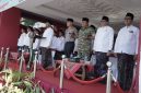 BERDIRI: Bupati Sumenep, Achmad Fauzi Wongsojudo (tengah) menghadiri saat Apel Hari Santri Nasional (HSN) 2026 di halaman Kantor Bupati Sumenep (Dok. Seputar Jatim)