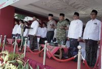 BERDIRI: Bupati Sumenep, Achmad Fauzi Wongsojudo (tengah) menghadiri saat Apel Hari Santri Nasional (HSN) 2026 di halaman Kantor Bupati Sumenep (Dok. Seputar Jatim)