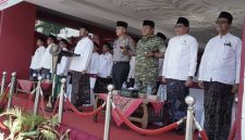 BERDIRI: Bupati Sumenep, Achmad Fauzi Wongsojudo (tengah) menghadiri saat Apel Hari Santri Nasional (HSN) 2026 di halaman Kantor Bupati Sumenep (Dok. Seputar Jatim)