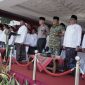 BERDIRI: Bupati Sumenep, Achmad Fauzi Wongsojudo (tengah) menghadiri saat Apel Hari Santri Nasional (HSN) 2026 di halaman Kantor Bupati Sumenep (Dok. Seputar Jatim)