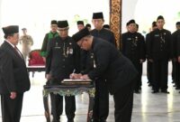 PELANTIKAN: Wakil Bupati Sumenep KH. Imam Hasyim saat menghadiri pelantikan dan pengambilan sumpah/janji 129 kepala sekolah di lingkungan Pemerintah Kabupaten Sumenep, di Pendopo Agung Keraton Sumenep (Dok.Seputar Jatim)