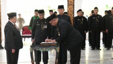 PELANTIKAN: Wakil Bupati Sumenep KH. Imam Hasyim saat menghadiri pelantikan dan pengambilan sumpah/janji 129 kepala sekolah di lingkungan Pemerintah Kabupaten Sumenep, di Pendopo Agung Keraton Sumenep (Dok.Seputar Jatim)