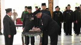 PELANTIKAN: Wakil Bupati Sumenep KH. Imam Hasyim saat menghadiri pelantikan dan pengambilan sumpah/janji 129 kepala sekolah di lingkungan Pemerintah Kabupaten Sumenep, di Pendopo Agung Keraton Sumenep (Dok.Seputar Jatim)