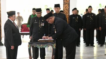 PELANTIKAN: Wakil Bupati Sumenep KH. Imam Hasyim saat menghadiri pelantikan dan pengambilan sumpah/janji 129 kepala sekolah di lingkungan Pemerintah Kabupaten Sumenep, di Pendopo Agung Keraton Sumenep (Dok.Seputar Jatim)