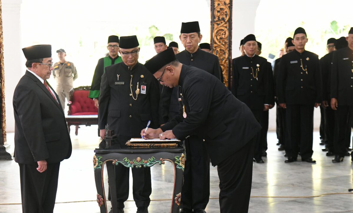 PELANTIKAN: Wakil Bupati Sumenep KH. Imam Hasyim saat menghadiri pelantikan dan pengambilan sumpah/janji 129 kepala sekolah di lingkungan Pemerintah Kabupaten Sumenep, di Pendopo Agung Keraton Sumenep (Dok.Seputar Jatim)