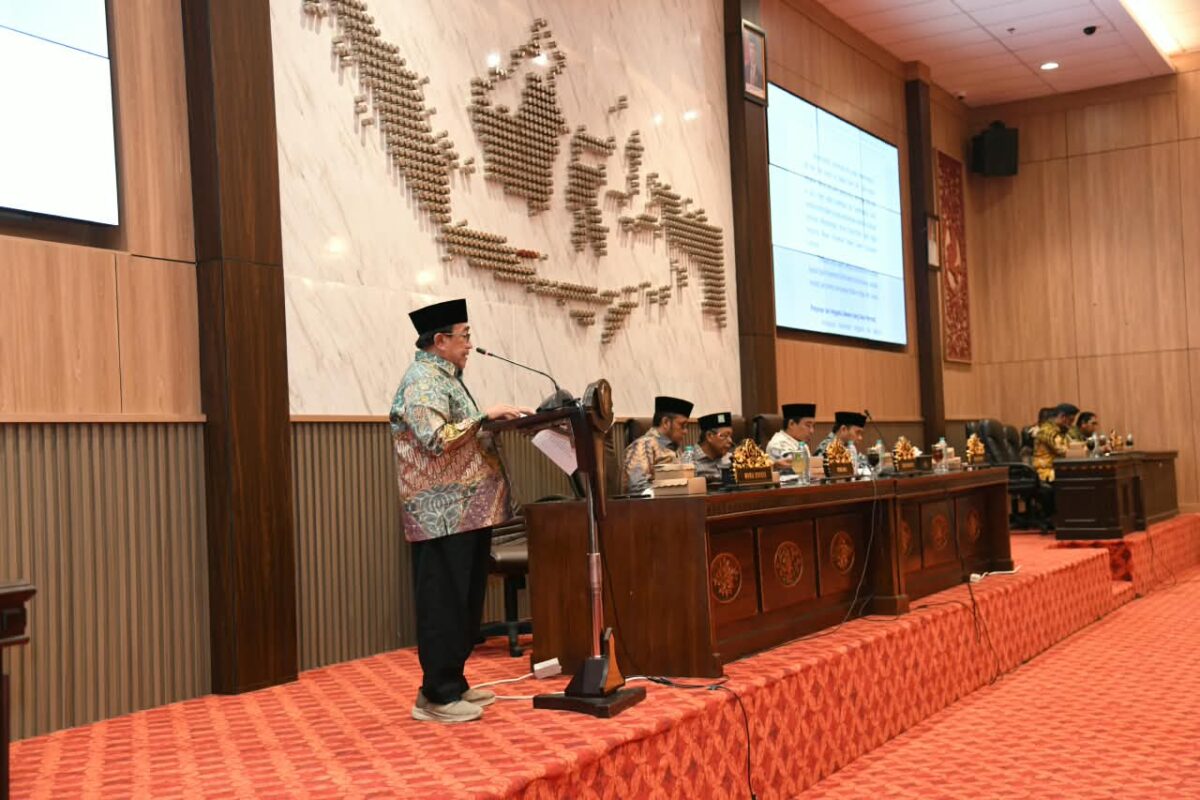 FOKUS: Wakil Bupati (Wabup), Imam Hasyim saat membaca jawaban Bupati Sumenep, Achmad Fauzi Wongsojudo terkait RAPBD Tahun Anggaran 2027 di ruang Rapat DPRD setempat (Dok. Seputar Jatim)