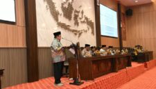 FOKUS: Wakil Bupati (Wabup), Imam Hasyim saat membaca jawaban Bupati Sumenep, Achmad Fauzi Wongsojudo terkait RAPBD Tahun Anggaran 2027 di ruang Rapat DPRD setempat (Dok. Seputar Jatim)