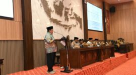 FOKUS: Wakil Bupati (Wabup), Imam Hasyim saat membaca jawaban Bupati Sumenep, Achmad Fauzi Wongsojudo terkait RAPBD Tahun Anggaran 2027 di ruang Rapat DPRD setempat (Dok. Seputar Jatim)