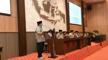 FOKUS: Wakil Bupati (Wabup), Imam Hasyim saat membaca jawaban Bupati Sumenep, Achmad Fauzi Wongsojudo terkait RAPBD Tahun Anggaran 2027 di ruang Rapat DPRD setempat (Dok. Seputar Jatim)